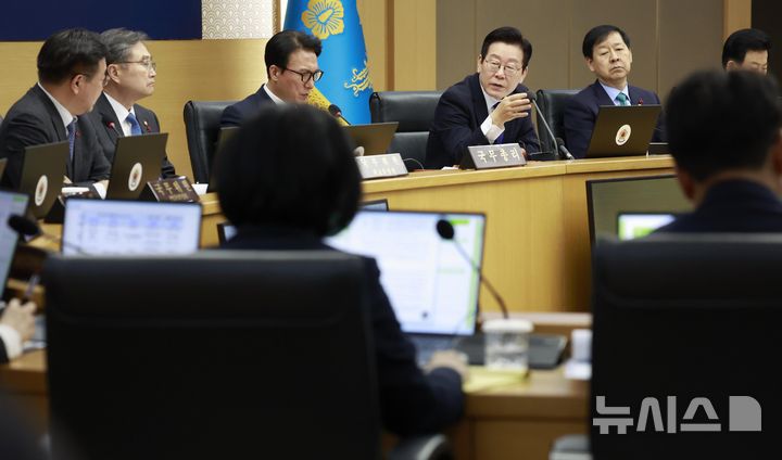 [세종=뉴시스] 최동준 기자 = 이재명 대통령이 16일 세종시 정부세종청사에서 열린 국무회의에서 발언하고 있다. 2025.12.16. photocdj@newsis.com