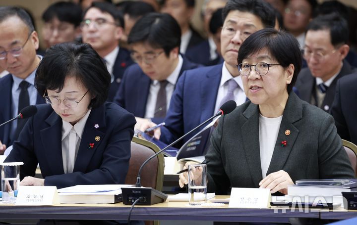 [세종=뉴시스] 최동준 기자 = 정은경 보건복지부 장관이 16일 세종시 정부세종컨벤션센터에서 열린 보건복지부(질병관리청)·식품의약품안전처 업무보고에서 발언하고 있다. 2025.12.16. photocdj@newsis.com