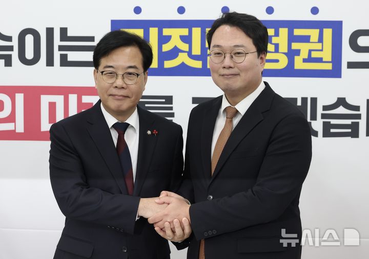 [서울=뉴시스] 조성봉 기자 = 송언석 국민의힘 원내대표와 천하람 개혁신당 원내대표가 17일 오전 서울 여의도 국회에서 ‘통일교 특검’관련 회동 전 악수를 하고 있다. 2025.12.17. suncho21@newsis.com