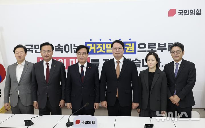 [서울=뉴시스] 조성봉 기자 = 송언석 국민의힘 원내대표와 천하람 개혁신당 원내대표가 17일 오전 서울 여의도 국회에서 ‘통일교 특검’관련 회동 전 기념촬영을 하고 하고 있다. 2025.12.17. suncho21@newsis.com