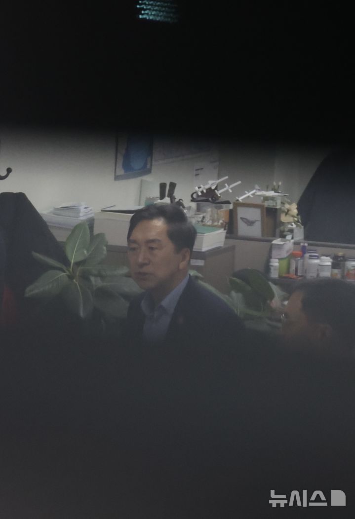 [서울=뉴시스] 조성봉 기자 = 김기현 국민의힘 의원이 17일 오후 서울 여의도 국회 의원회관 사무실에서 분주한 모습을 보이고 있다. 이날 김건희 여사의 '로저비비에 가방 수수 의혹'을 수사하는 민중기 특별검사팀은 김 의원의 사무실에 수사관 등을 보내 압수수색을 하고 있다. 2025.12.17. suncho21@newsis.com