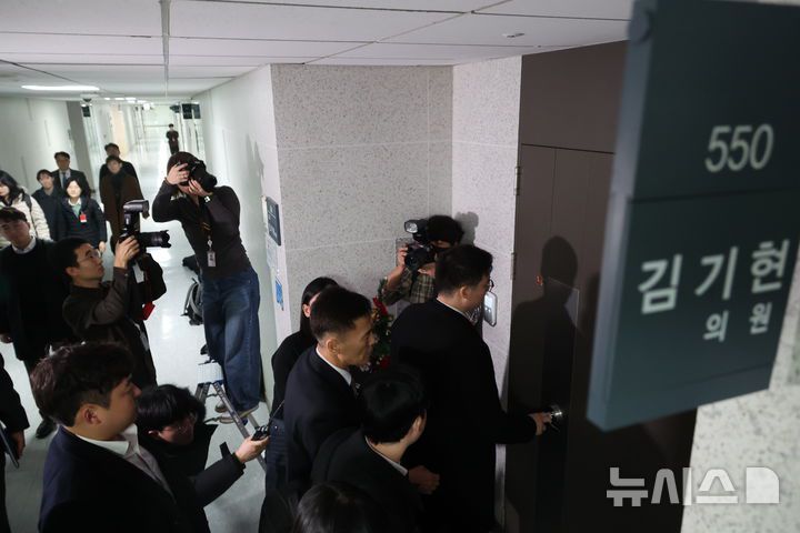 [서울=뉴시스] 조성봉 기자 = 17일 오후 서울 여의도 국회 의원회관 김기현 국민의힘 사무실에 김건희 여사의 '로저비비에 가방 수수 의혹'을 수사하는 민중기 특별검사팀이 압수수색을 위해 들어가고 있다. 2025.12.17. suncho21@newsis.com
