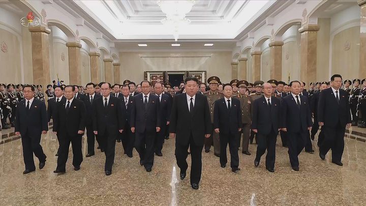 [서울=뉴시스] 북한 조선중앙TV는 17일 김정은 북한 국무위원장이 아버지인 김정일 국방위원장 14주기를 맞아 금수산태양궁전을 참배했다고 보도했다. (사진=조선중앙TV 캡쳐) 2025.12.17. photo@newsis.com *재판매 및 DB 금지