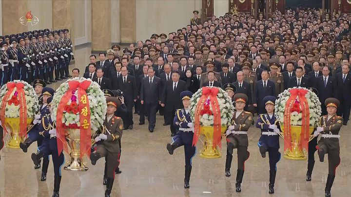 [서울=뉴시스] 북한 조선중앙TV는 17일 김정은 북한 국무위원장이 아버지인 김정일 국방위원장 14주기를 맞아 금수산태양궁전을 참배했다고 보도했다. (사진=조선중앙TV 캡쳐) 2025.12.17. photo@newsis.com *재판매 및 DB 금지