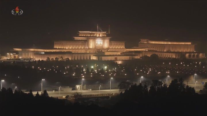 [서울=뉴시스] 북한 조선중앙TV는 17일 김정은 북한 국무위원장이 아버지인 김정일 국방위원장 14주기를 맞아 금수산태양궁전을 참배했다고 보도했다. (사진=조선중앙TV 캡쳐) 2025.12.17. photo@newsis.com *재판매 및 DB 금지