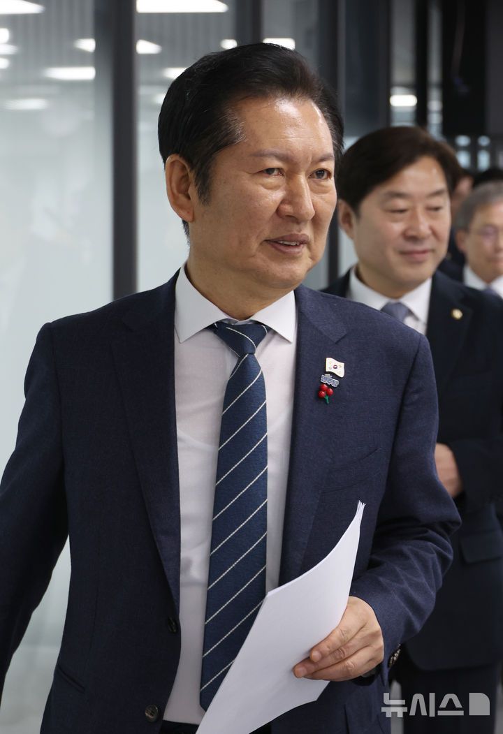 [춘천=뉴시스] 김금보 기자 = 정청래 더불어민주당 대표가 17일 오전 강원특별자치도 춘천시 더불어민주당 강원도당에서 열린 현장 최고위원회의에 참석을 하고 있다. 2025.12.17. kgb@newsis.com