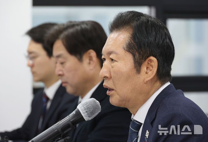 [춘천=뉴시스] 김금보 기자 = 정청래 더불어민주당 대표가 17일 오전 강원특별자치도 춘천시 더불어민주당 강원도당에서 열린 현장 최고위원회의에서 발언을 하고 있다. 2025.12.17. kgb@newsis.com