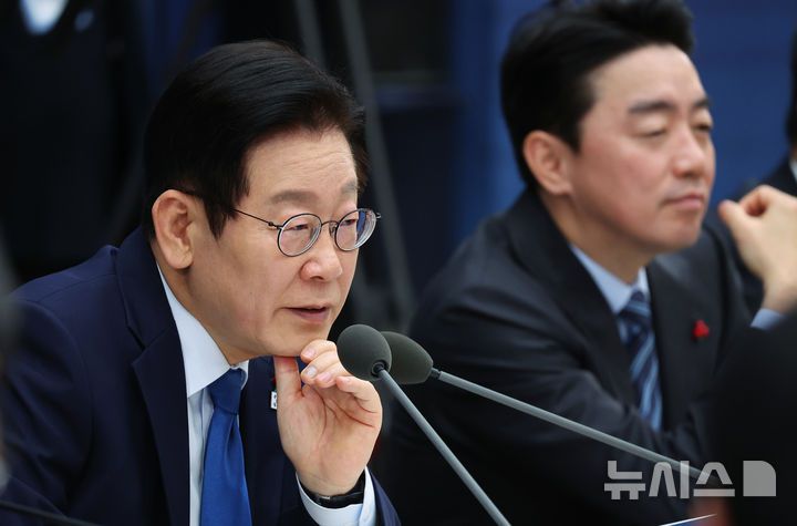 [세종=뉴시스] 최동준 기자 = 이재명 대통령이 17일 세종시 정부세종컨벤션센터에서 열린 산업통상자원부·지식재산처·중소벤처기업부 업무보고에서 발언하고 있다. (대통령실통신사진기자단) 2025.12.17. photocdj@newsis.com