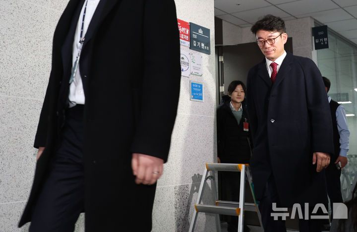 [서울=뉴시스] 김금보 기자 = 민중기 특별검사팀이 17일 오후 서울 여의도 국회 의원회관에서 김기현 국민의힘 의원 사무실에 대한 수색을 마친 뒤 빈손으로 이동하고 있다. 특검은 김건희 여사에게 로저비비에 가방을 선물했다는 의혹을 받는 김기현 국민의힘 의원에 대한 강제수사에 나섰으나 이날 의원실에서 빈손으로 나왔다. 2025.12.17. kgb@newsis.com