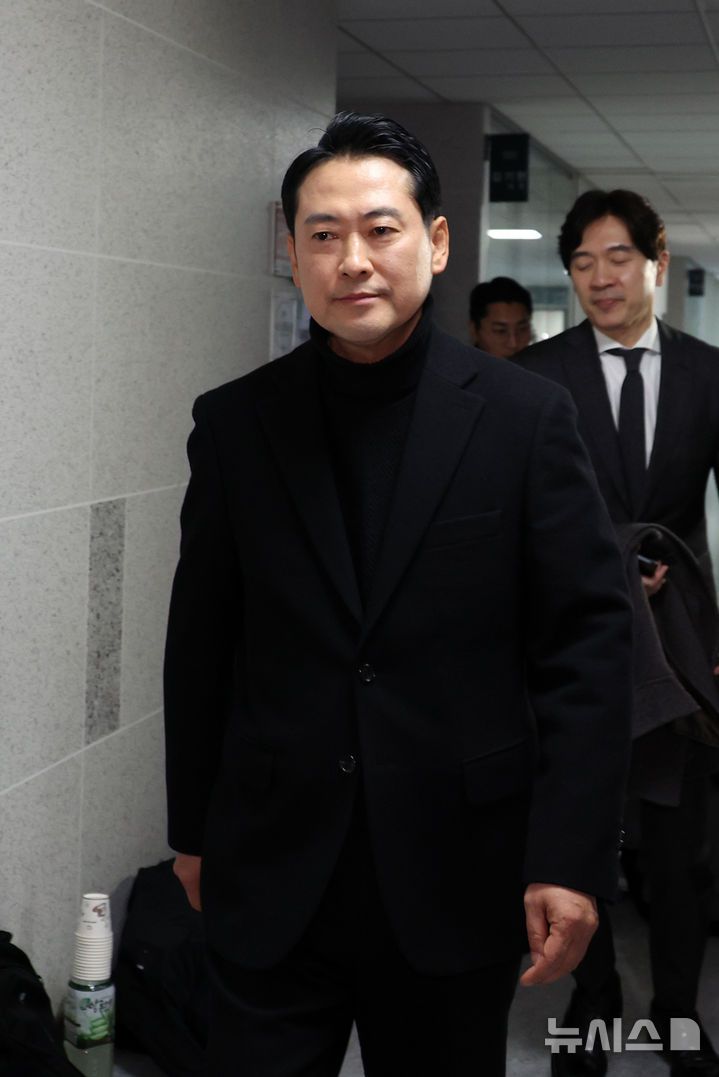 [서울=뉴시스] 김금보 기자 = 장동혁 국민의힘 대표가 17일 오후 서울 여의도 국회 의원회관 김기현 국민의힘 의원 사무실에서 민중기 특별검사팀의 수색 경과를 확인한 뒤 이동하고 있다. 2025.12.17. kgb@newsis.com