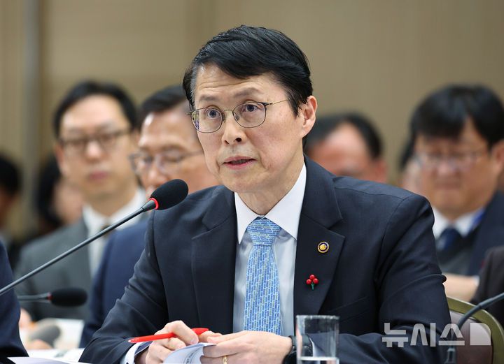 [세종=뉴시스] 최동준 기자 = 최원호 원자력안전위원회 위원장이 17일 세종시 정부세종컨벤션센터에서 원자력안전위원회 업무보고를 하고 있다. (대통령실통신사진기자단) 2025.12.17. photocdj@newsis.com