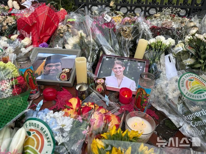 [로드아일랜드=AP/뉴시스] 2025년 12월 17일(현지시각) 미국 로드아일랜드주 프로비던스의 브라운대 정문 앞에서, 버지니아주 브랜더밀 출신의 18세 신입생 무함마드 아지즈 우무르조코프와 앨라배마주 버밍엄 인근 출신의 19세 2학년생 엘라 쿡의 사진 주위에 꽃과 촛불이 놓여 있다. 2025.12.17.