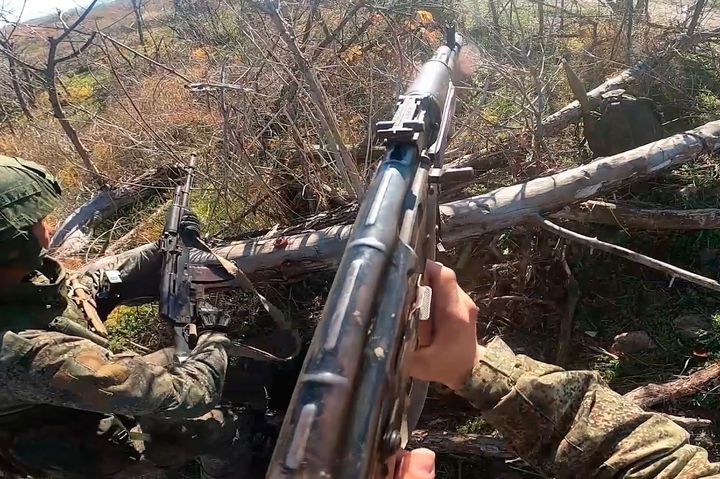 [훌랴이폴레=AP/뉴시스] 지난 17일(현지 시간) 러시아 국방부 공보실이 제공한 영상 갈무리 사진에 러시아 군인들이 우크라이나 자포리자주 훌랴이폴레 일대에서 우크라이나군 진지를 향해 전진하고 있다. 2025.12.27.