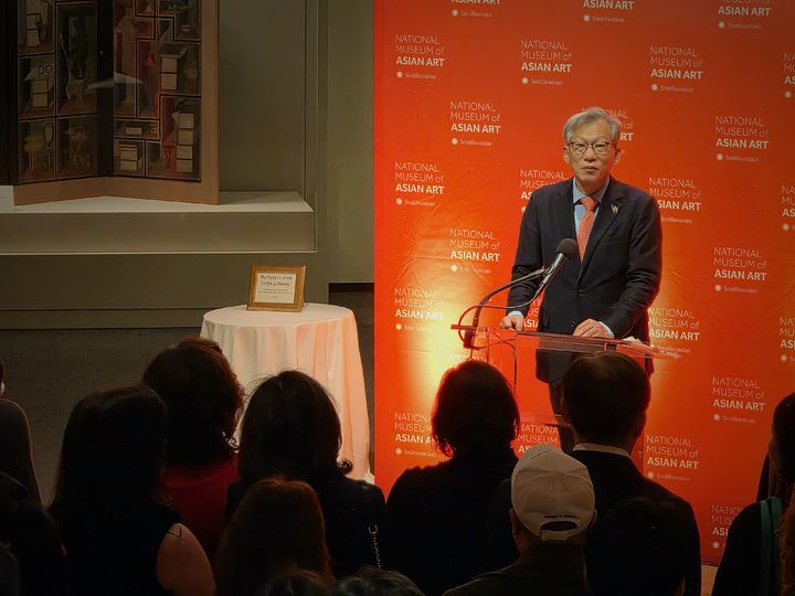 [서울=뉴시스] 미국 워싱턴 D.C. 국립아시아예술박물관에서 열린 고(故) 이건희 삼성 회장 기증품 국외순회전 '한국의 보물: 모으고, 아끼고, 나누다' 개막식에 참석한 유홍준 국립중앙박물관장 (사진=국립중앙박물관 제공) 2025.12.18. photo@newsis.com  *재판매 및 DB 금지