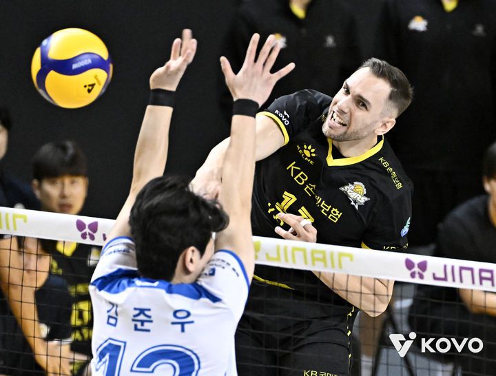 [서울=뉴시스] 남자 프로배구 KB손해보험 비예나가 18일 경기 의정부 경민대체육관에서 열린 진에어 2025~2026 V-리그 남자부 삼성화재와의 경기에서 공격을 시도하고 있다. (사진=KOVO 제공) 2025.12.18.