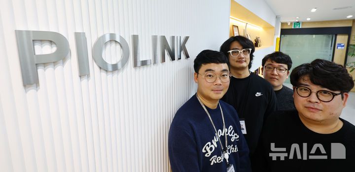 [서울=뉴시스] 박주성 기자 = 이영학 파이오링크 사이버위협분석 팀장과 팀원들이 지난 18일 서울금천구 파이오링크 본사에서 뉴시스와 인터뷰 전 포즈를 취하고 있다. 2025.12.22. park7691@newsis.com