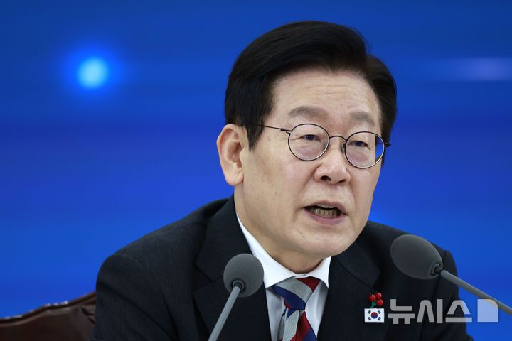 [서울=뉴시스] 최동준 기자 = 이재명 대통령이 18일 서울 용산구 국방부에서 열린 국방부·국가보훈부 업무보고에서 발언하고 있다. 2025.12.18. photocdj@newsis.com