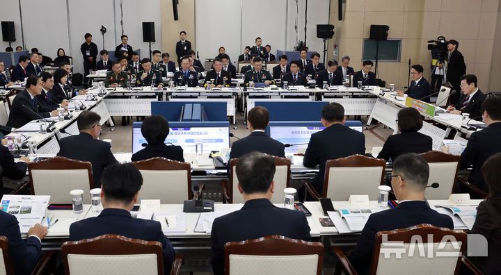 [서울=뉴시스] 최동준 기자 = 이재명 대통령이 18일 서울 용산구 국방부에서 열린 국방부·국가보훈부 업무보고에서 발언하고 있다. 2025.12.18. photocdj@newsis.com