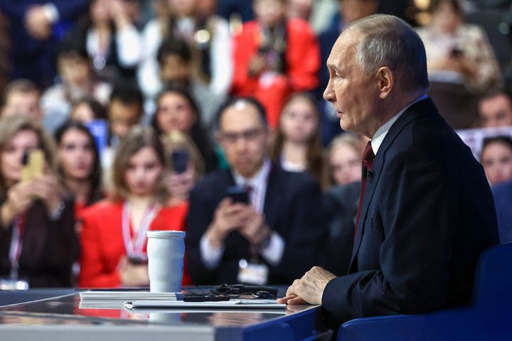 [모스크바=AP/뉴시스] 블라디미르 푸틴 러시아 대통령이 19일(현지 시간) 모스크바 고스티니 드보르에서 열린 연례 기자회견 겸 대국민 대화에서 연설하고 있다. 2025.12.20.