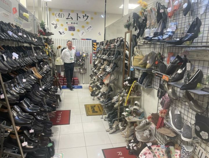 [서울=뉴시스] 다카이치 사나에 일본 총리가 일년에 한두 차례 구두를 사는 국회의원 오피스 빌딩인 중의원(하원) 제2의원회관 지하 1층에 있는 구두점의 모습. (사진출처: 아에라 캡처) 2025.12.19.