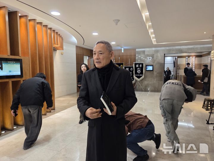 [서울=뉴시스] 19일 서울 신촌 세브란스병원 장례식장에 마련된 고(故) 윤석화 빈소를 방문한 유인촌 전 문화체육부 장관 2021.12.19. suejeeq@newsis.com