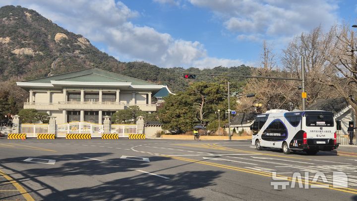 [서울=뉴시스] 전상우 수습 기자=대통령실 집무실 이전 완료를 약 일주일 앞둔 19일, 청와대 앞으로 '서울시 청와대 자율주행 버스'가 운행되고 있다. 2025.12.19 swoo@newsis.com