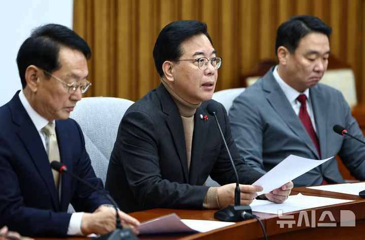 [서울=뉴시스] 김명년 기자 = 송언석 국민의힘 원내대표가 19일 오전 서울 여의도 국회에서 열린 원내대책회의에서 발언하고 있다. 2025.12.19. kmn@newsis.com