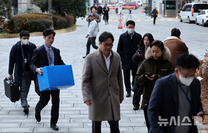 [서울=뉴시스] 김혜진 기자 = '관봉권 띠지 폐기 의혹'을 수사하는 안권섭 상설 특별검사팀이 19일 서울 중구 한국은행에서 발권국 수색·검증 영장을 집행하고 있다. 2025.12.19. jini@newsis.com