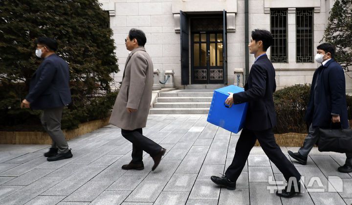 [서울=뉴시스] 김혜진 기자 = '관봉권 띠지 폐기 의혹'을 수사하는 안권섭 상설 특별검사팀이 19일 서울 중구 한국은행에서 발권국 수색·검증 영장을 집행하고 있다. 2025.12.19. jini@newsis.com