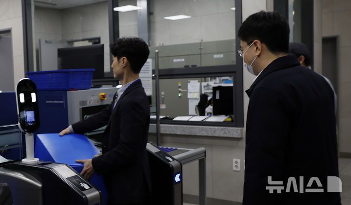 [서울=뉴시스] 김혜진 기자 = '관봉권 띠지 폐기 의혹'을 수사하는 안권섭 상설 특별검사팀이 19일 서울 중구 한국은행에서 발권국 수색·검증 영장을 집행하고 있다. 2025.12.19. jini@newsis.com