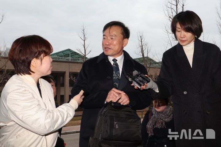 [과천=뉴시스] 권창회 기자 = 김종철 신임 방송미디어통신위원장이 19일 오전 경기 과천시 정부과천청사 방미통위로 출근하며 취재진 질의에 답하고 있다. 2025.12.19. kch0523@newsis.com