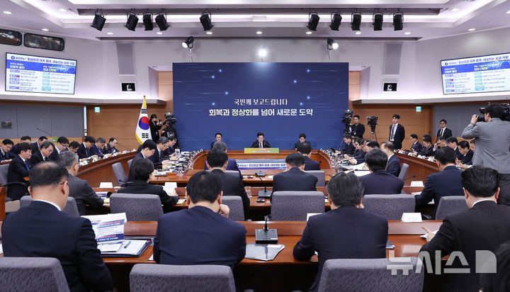 [서울=뉴시스] 고범준 기자 = 이재명 대통령이 19일 서울 종로구 정부서울청사 별관에서 열린 외교부(재외동포청)·통일부 업무보고에서 발언하고 있다. (대통령실통신사진기자단) 2025.12.19. bjko@newsis.com