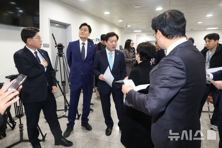 [서울=뉴시스] 조성봉 기자 = 황명선 더불어민주당 대전충남특별시 추진단 상임위원장이 19일 오전 서울 여의도 국회 소통관 입구에서 대전충남특별시 추진 관련 기자회견을 하기 전 참석자들과 대화를 하고 있다. 2025.12.19. suncho21@newsis.com