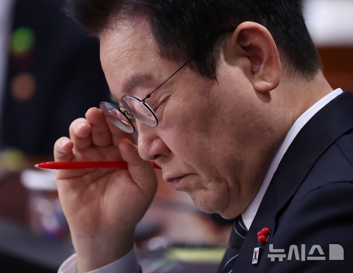 [서울=뉴시스] 고범준 기자 = 이재명 대통령이 19일 서울 종로구 정부서울청사 별관에서 열린 금융위원회·공정거래위원회 업무보고에서 자료를 살펴보고 있다. (대통령실통신사진기자단) 2025.12.19. bjko@newsis.com