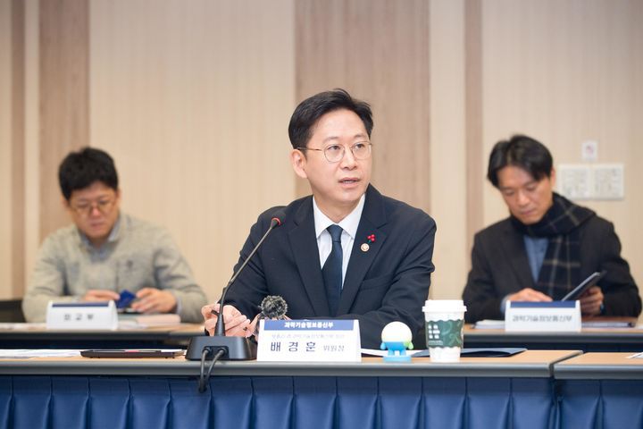 [서울=뉴시스] 배경훈 부총리 겸 과학기술정보통신부 장관이 19일 서울 종로구 광화문교보빌딩 국가과학기술자문회의 대회의실에서 '제22차 국가핵융합위원회' 를 주재하고 있다. (사진=과학기술정보통신부 제공) 2025.12.19. photo@newsis.com *재판매 및 DB 금지