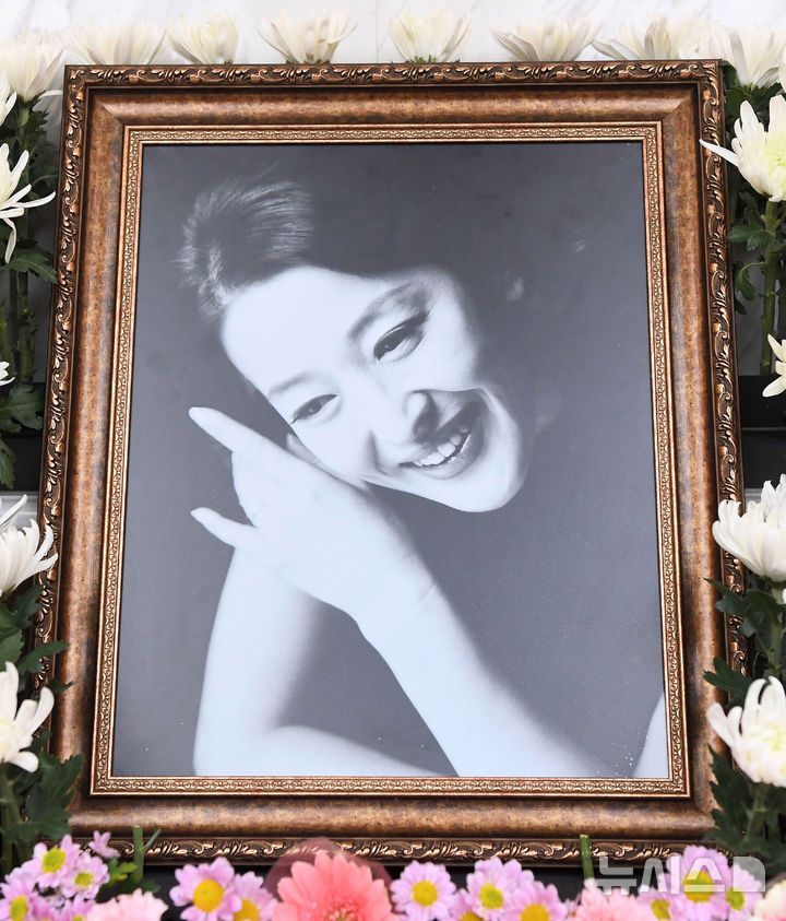 [서울=뉴시스] 사진공동취재단 = 19일 서울 신촌 세브란스병원 장례식장에 배우 윤석화의 빈소가 마련돼 있다. 2025.12.19. photo@newsis.com