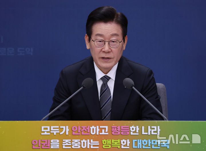 [서울=뉴시스] 고범준 기자 = 이재명 대통령이 19일 서울 종로구 정부서울청사 별관에서 열린 법무부(대검찰청)·성평등가족부 업무보고에서 발언하고 있다. (대통령실통신사진기자단) 2025.12.19. bjko@newsis.com