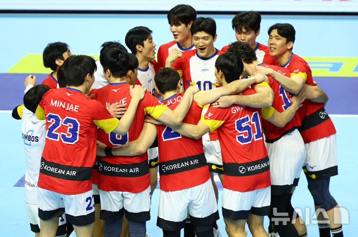 [인천=뉴시스] 황준선 기자 = 19일 인천계양체육관에서 열린 진에어 2025~2026 V-리그 남자부 한국전력 빅스톰과 대한항공 점보스의 경기, 세트스코어 3-0으로 승리한 대한항공 선수들이 자축하고 있다. 2025.12.19. hwang@newsis.com
