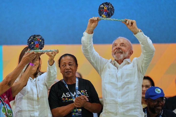 [상파울루=AP/뉴시스] 루이스 이나시우 룰라 다시우바 브라질 대통령이 지난해 12월 상파울루에서 열린 재활용 쓰레기 수거 노동자 가족들과 함께한 크리스마스 행사에서 받은 선물을 들어 올리고 있다. 18일(현지 시간) 파이낸셜타임스(FT)는 복수의 소식통을 인용해 도널드 트럼프 미국 행정부와 좌파 성향의 루이스 이나시우 룰라 다시우바 브라질 대통령 사이 조심스러운 관계 개선이 이뤄지면서 희토류 협정 가능성이 제기된다고 보도했다. 2026.01.19.