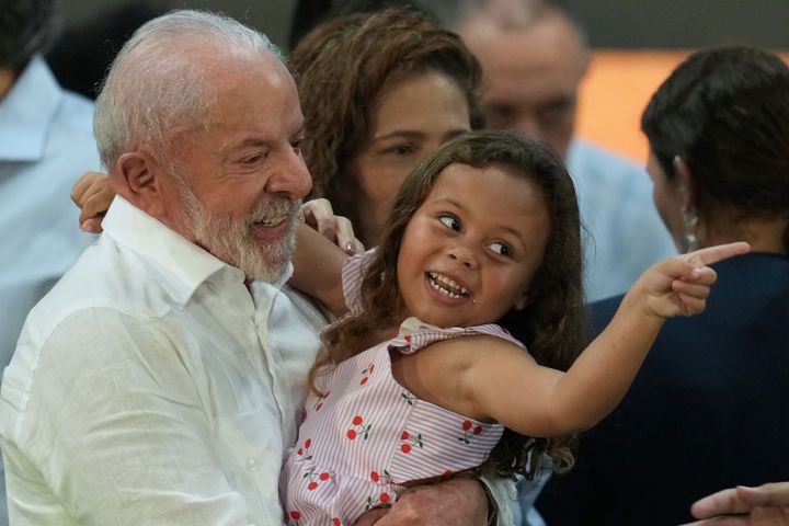 [상파울루=AP/뉴시스] 사진은 루이스 이나시우 룰라 다시우바 브라질 대통령이 지난해 12월 19일(현지 시간) 상파울루에서 열린 재활용 쓰레기 수거 노동자 가족들과 함께한 크리스마스 행사에서 한 아이를 안아주는 모습. 2026.01.02.