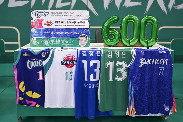 [서울=뉴시스] 여자프로농구 부천 하나은행의 김정은 600경기 기념 유니폼들. (사진=WKBL 제공) *재판매 및 DB 금지