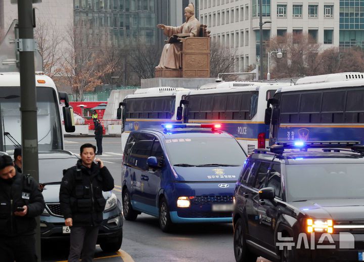 [서울=뉴시스] 조성우 기자 = 윤석열 전 대통령을 태운 호송차가 20일 김건희 특검 사무실이 있는 서울 종로구 KT광화문 웨스트 빌딩으로 들어서고 있다. 2025.12.20. xconfind@newsis.com
