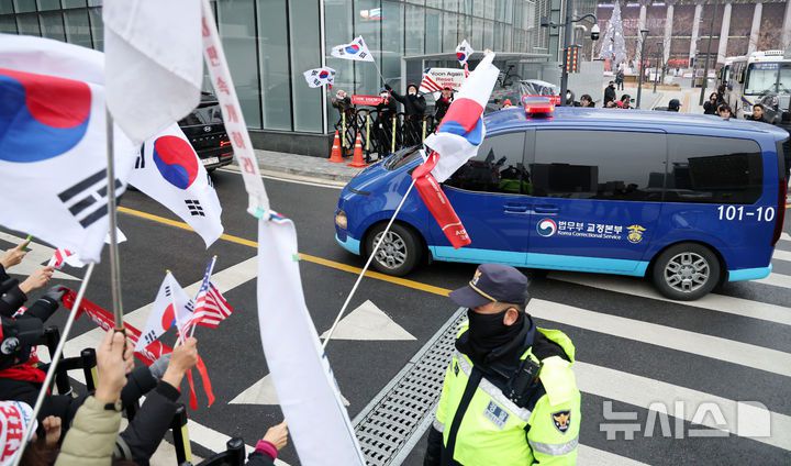 [서울=뉴시스] 조성우 기자 = 윤석열 전 대통령을 태운 호송차가 20일 김건희 특검 사무실이 있는 서울 종로구 KT광화문 웨스트 빌딩으로 들어서고 있다. 2025.12.20. xconfind@newsis.com