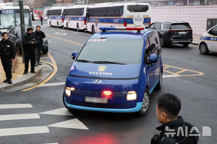 [서울=뉴시스] 조성우 기자 = 윤석열 전 대통령을 태운 호송차가 20일 김건희 특검 사무실이 있는 서울 종로구 KT광화문 웨스트 빌딩으로 들어서고 있다. 2025.12.20. xconfind@newsis.com