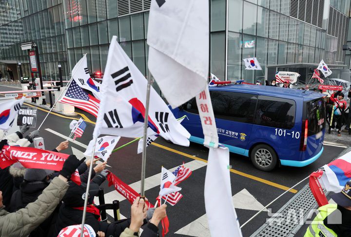 [서울=뉴시스] 조성우 기자 = 윤석열 전 대통령을 태운 호송차가 20일 김건희 특검 사무실이 있는 서울 종로구 KT광화문 웨스트 빌딩으로 들어서고 있다. 2025.12.20. xconfind@newsis.com