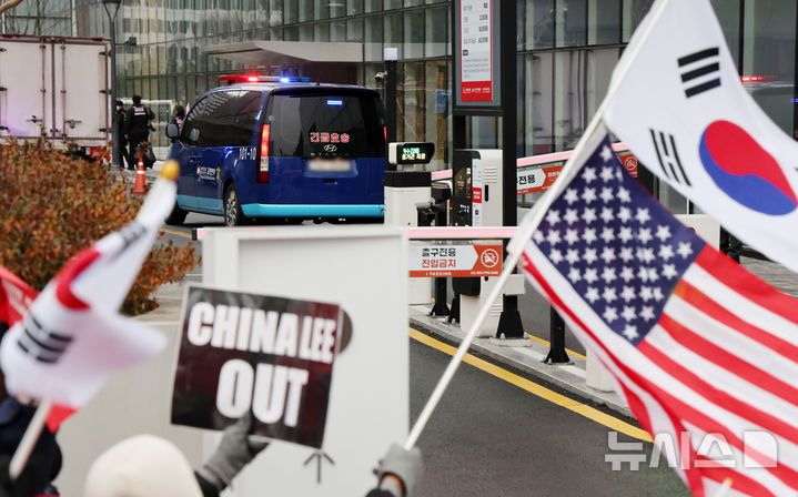 [서울=뉴시스] 조성우 기자 = 윤석열 전 대통령을 태운 호송차가 20일 김건희 특검 사무실이 있는 서울 종로구 KT광화문 웨스트 빌딩으로 들어서고 있다. 2025.12.20. xconfind@newsis.com