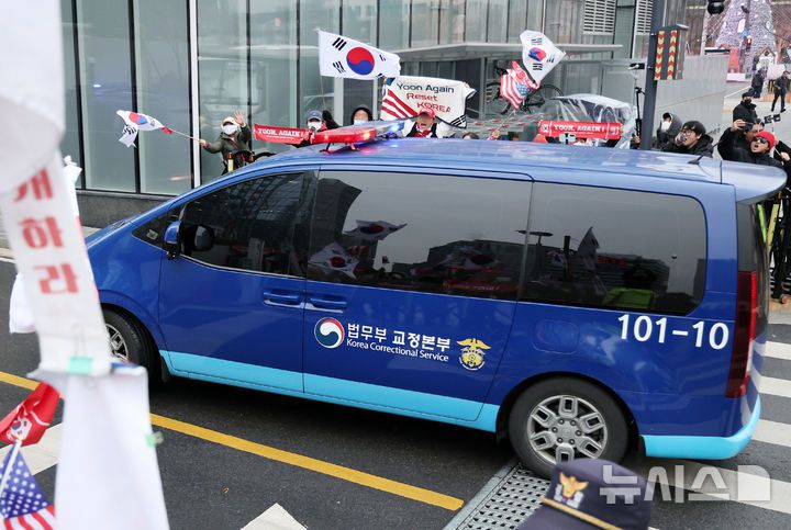 [서울=뉴시스] 조성우 기자 = 윤석열 전 대통령을 태운 호송차가 지난 20일 김건희 특검 사무실이 있는 서울 종로구 KT광화문 웨스트 빌딩으로 들어서고 있다. 2025.12.21. xconfind@newsis.com