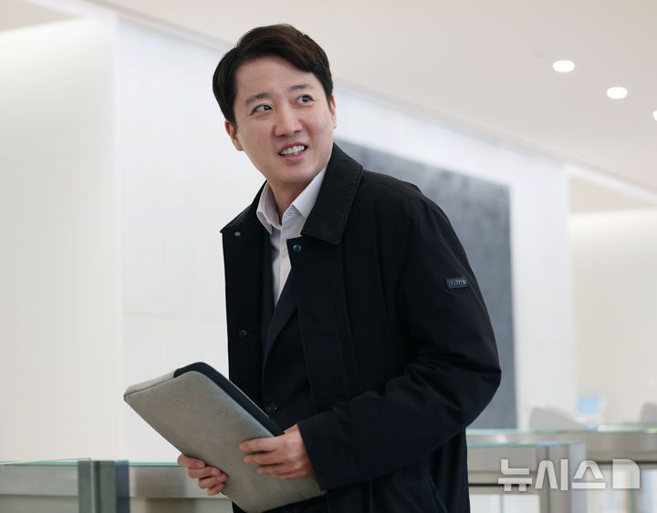 [서울=뉴시스] 김진아 기자 = 이준석 개혁신당 대표가 21일 서울 종로구 광화문 KT 빌딩에 마련된 김건희 특검(특별검사 민중기) 사무실에 윤석열 전 대통령 부부의 공천개입 의혹 관련 조사를 받기 위해 피의자 신분으로 출석하고 있다. 2025.12.21. bluesoda@newsis.com