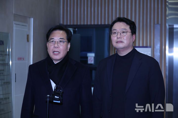 [서울=뉴시스] 김금보 기자 = 송언석 국민의힘 원내대표와 천하람 개혁신당 원내대표가 21일 서울 여의도 한 식당에서 '통일교 특검법 발의' 관련 비공개 회동을 마친 뒤 기자회견을 하고 있다. 2025.12.21. kgb@newsis.com