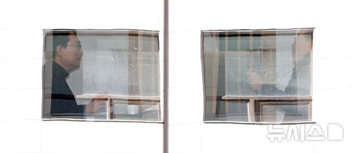 [서울=뉴시스] 김금보 기자 = 송언석(오른쪽) 국민의힘 원내대표와 천하람 개혁신당 원내대표가 21일 서울 여의도 한 식당에서 '통일교 특검법 발의' 관련 비공개 회동을 하고 있다. 2025.12.21. kgb@newsis.com